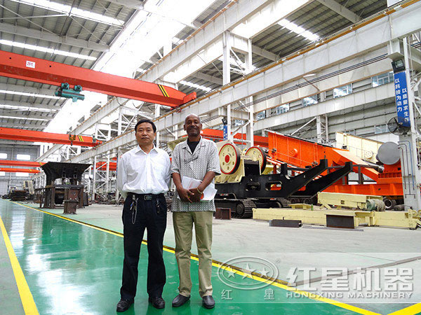 移動(dòng)式破碎機(jī)圖片