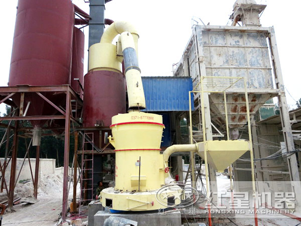 膨潤(rùn)土磨粉生產(chǎn)現(xiàn)場(chǎng)圖 膨潤(rùn)土磨粉生產(chǎn)現(xiàn)場(chǎng)圖