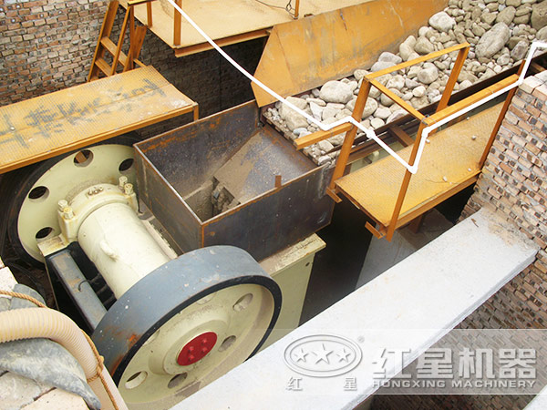 顎式破碎機現(xiàn)場圖 顎式破碎機現(xiàn)場圖