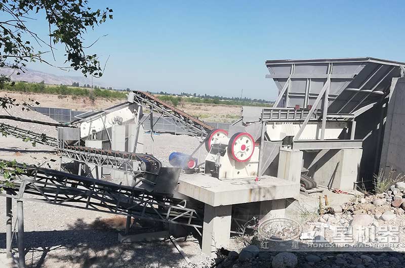 片麻巖破碎生產(chǎn)現(xiàn)場(chǎng) 片麻巖破碎生產(chǎn)現(xiàn)場(chǎng)