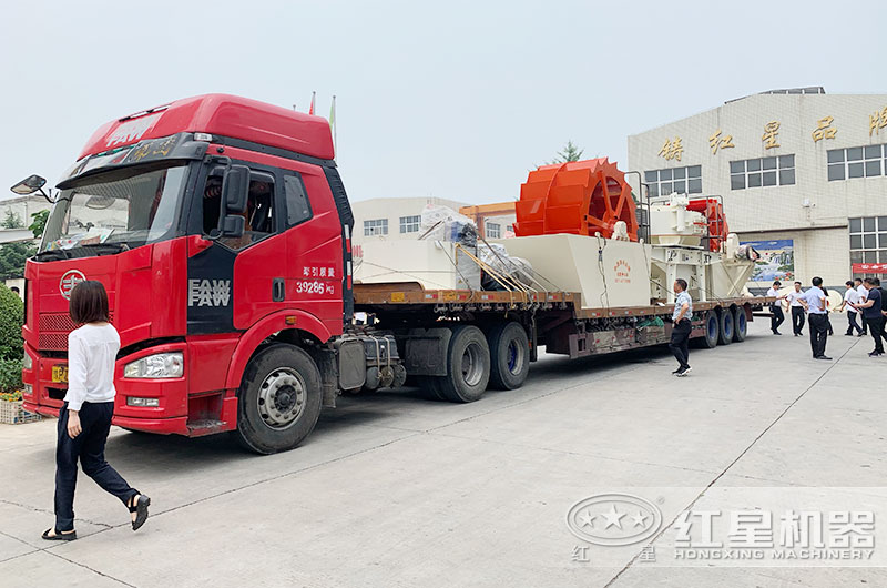整套水洗機制砂石生產(chǎn)線設(shè)備裝車發(fā)貨中 整套水洗機制砂石生產(chǎn)線設(shè)備裝車發(fā)貨中