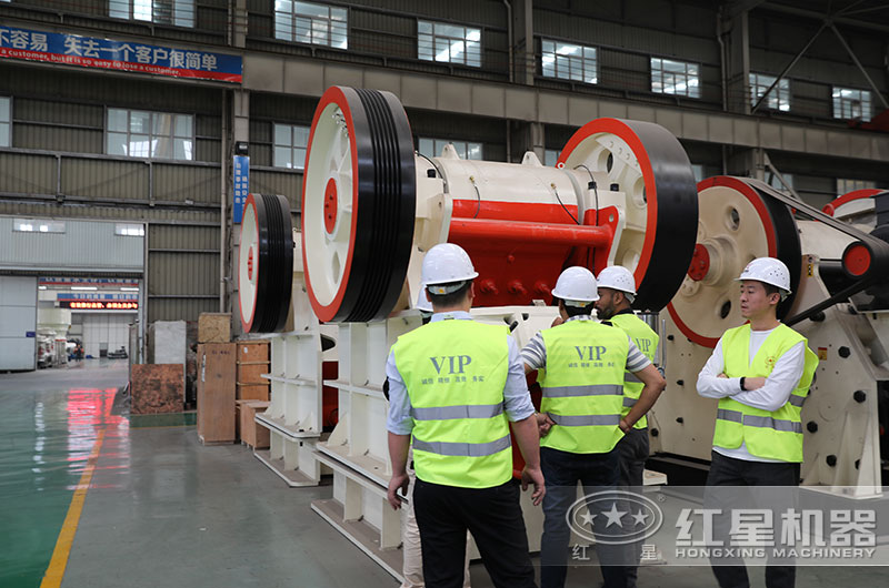 客戶來廠考察顎式破碎機設(shè)備 客戶來廠考察顎式破碎機設(shè)備
