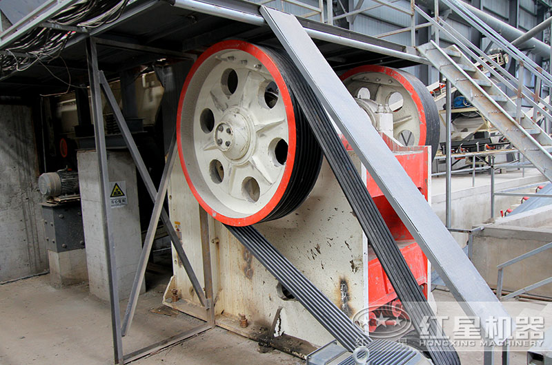 69顎破機(jī)生產(chǎn)現(xiàn)場實(shí)拍圖
