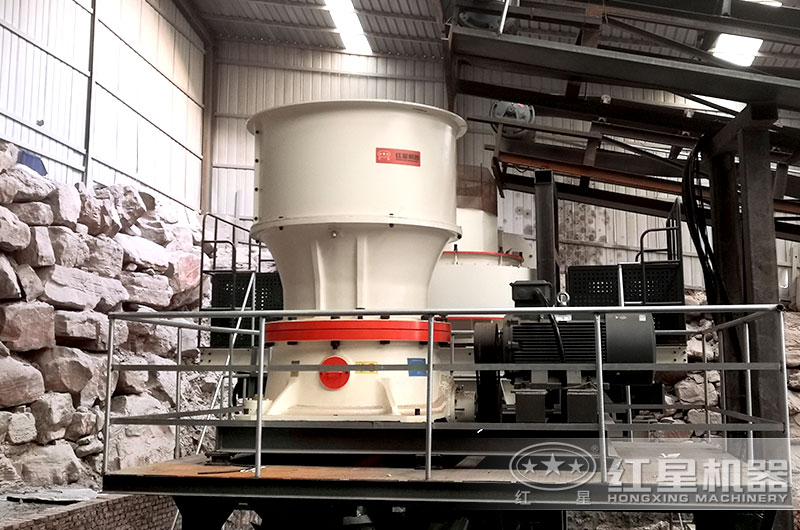 碎石圓錐破碎機(jī)的作業(yè)現(xiàn)場(chǎng)