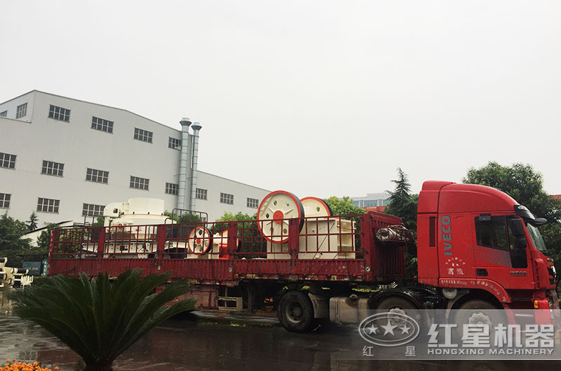 紅星整套鄂破生產(chǎn)線(xiàn)設(shè)備裝車(chē)發(fā)貨中 紅星整套鄂破生產(chǎn)線(xiàn)設(shè)備裝車(chē)發(fā)貨中