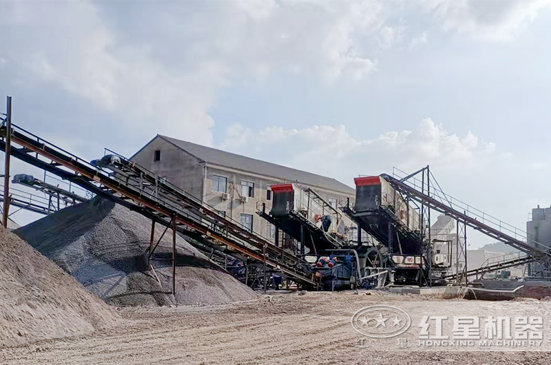 時產(chǎn)300噸移動石料破碎機(jī)生產(chǎn)線現(xiàn)場 時產(chǎn)300噸移動石料破碎機(jī)生產(chǎn)線現(xiàn)場