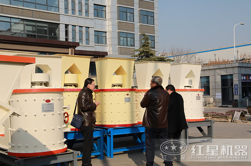 客戶來廠考察立式復合破碎機設備 客戶來廠考察立式復合破碎機設備