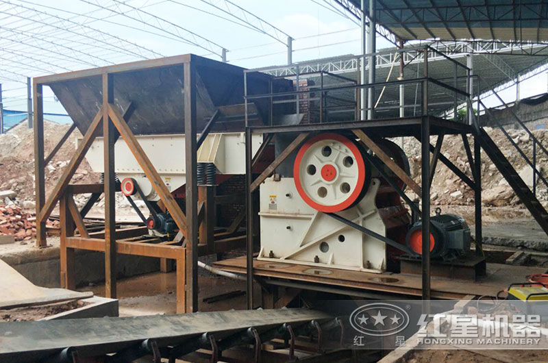 瀝青顎式破碎機(jī)工作現(xiàn)場圖片