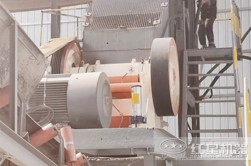 顎式破碎機(jī)現(xiàn)場 顎式破碎機(jī)現(xiàn)場