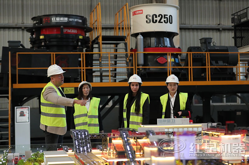 客戶來廠考察水泥塊破碎設(shè)備 客戶來廠考察水泥塊破碎設(shè)備