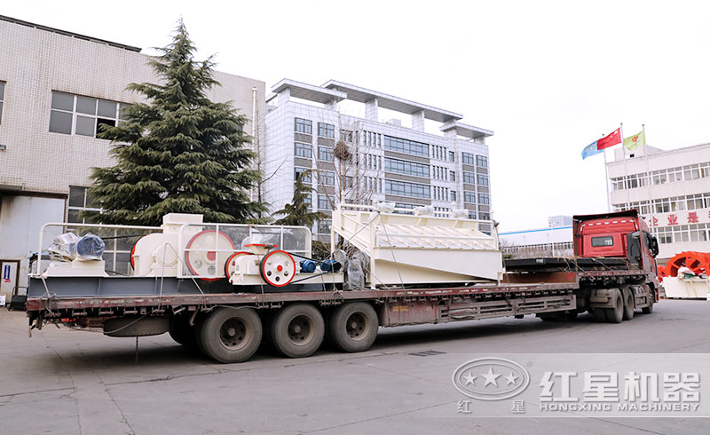 河卵石對(duì)輥機(jī)發(fā)貨現(xiàn)場(chǎng) 河卵石對(duì)輥機(jī)發(fā)貨現(xiàn)場(chǎng)