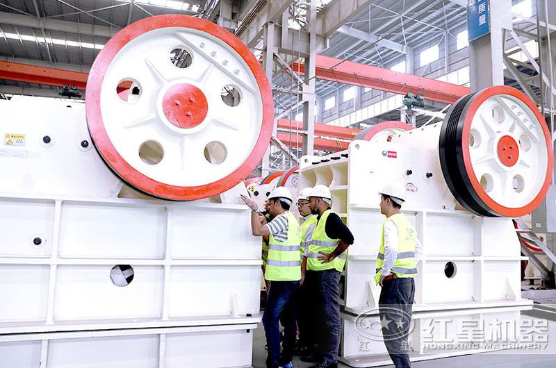 客戶(hù)來(lái)廠考察顎式破碎機(jī)設(shè)備 客戶(hù)來(lái)廠考察顎式破碎機(jī)設(shè)備