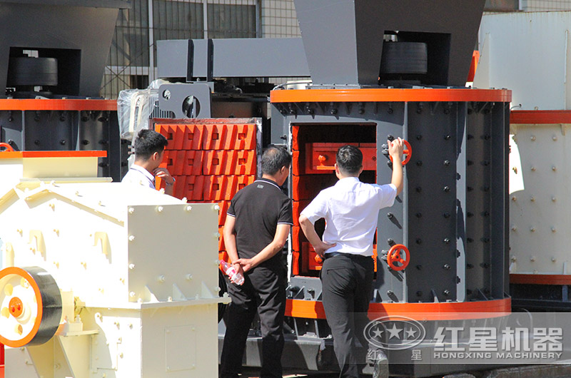 復(fù)合式破碎機(jī)客戶參觀選購(gòu) 復(fù)合式破碎機(jī)客戶參觀選購(gòu)