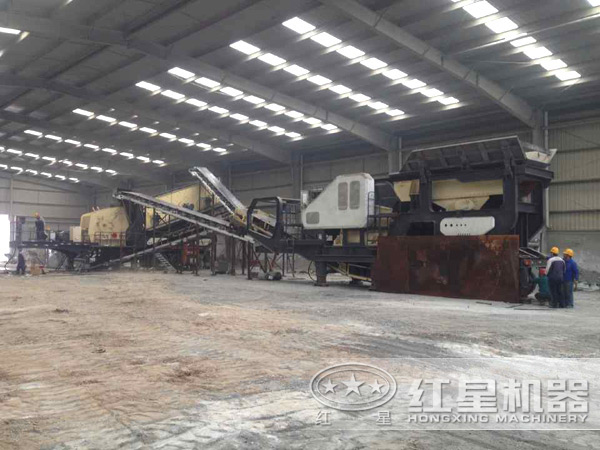 一小時產(chǎn)一百噸煤矸石輪胎式移動破碎機用戶現(xiàn)場