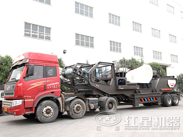 移動(dòng)型河卵石自動(dòng)破碎機(jī)發(fā)貨現(xiàn)場