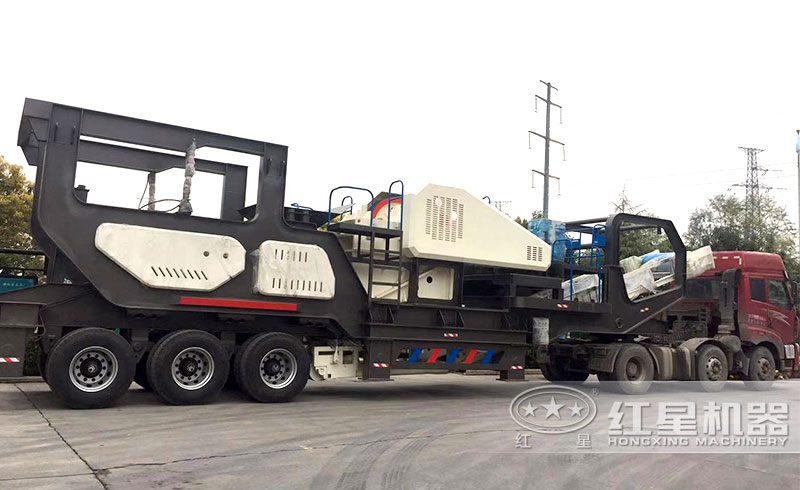 發(fā)往用戶現(xiàn)場的一小時(shí)產(chǎn)50方車載破石機(jī)