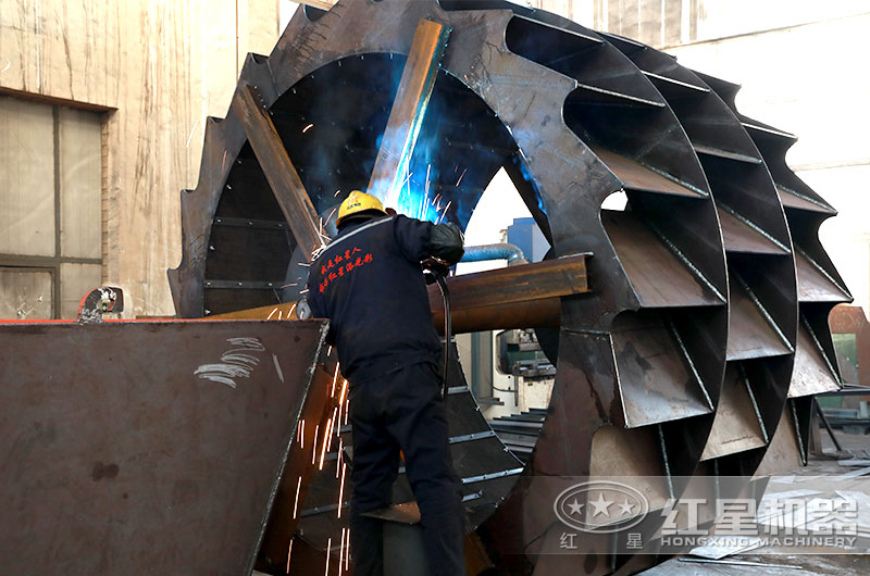 師傅正在加工洗砂機輪斗