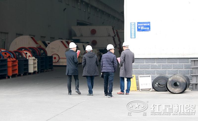 用戶(hù)來(lái)廠(chǎng)參觀(guān)車(chē)間