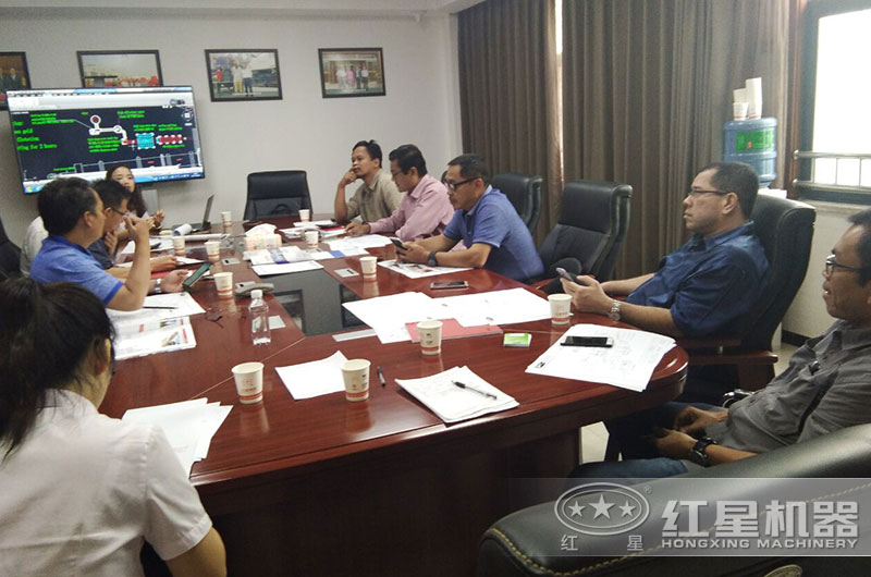 紅星技術人員現(xiàn)場討論設備設計方案