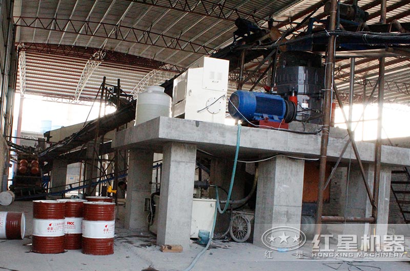 圓錐破碎機(jī)現(xiàn)場實(shí)拍圖