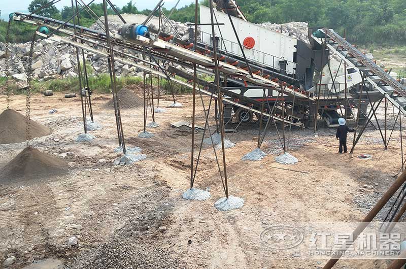 四川巴中車載一體碎石機(jī)作業(yè)現(xiàn)場