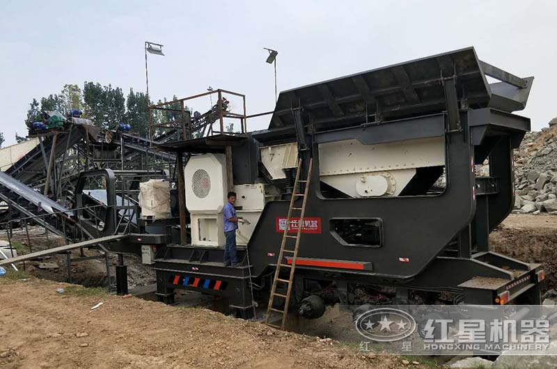 大型汽車移動(dòng)式碎石機(jī)作業(yè)現(xiàn)場(chǎng)