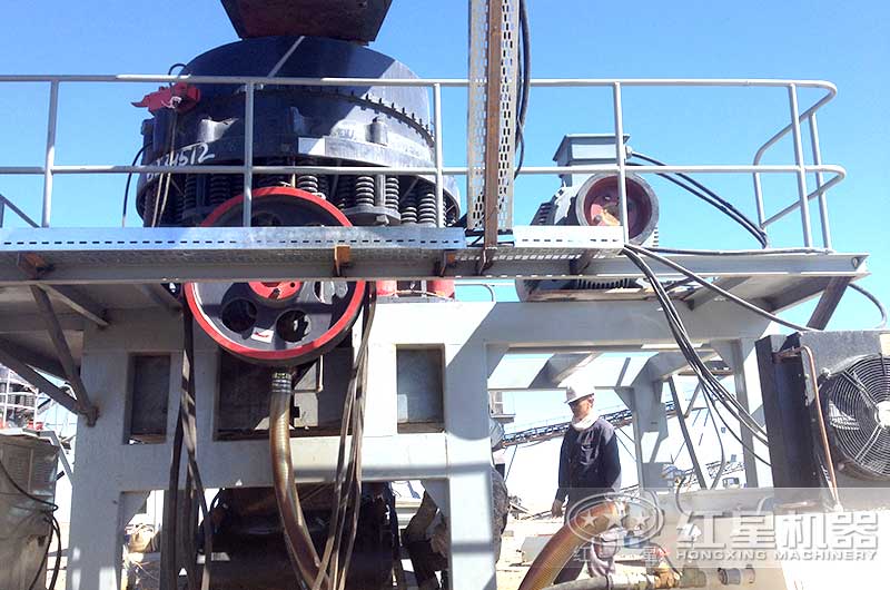 圓錐粉碎機(jī)作業(yè)現(xiàn)場實(shí)拍圖