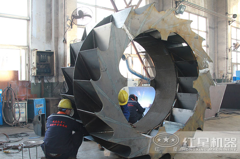 紅星機器技術(shù)人員兢兢業(yè)業(yè)認真對待每一臺設(shè)備