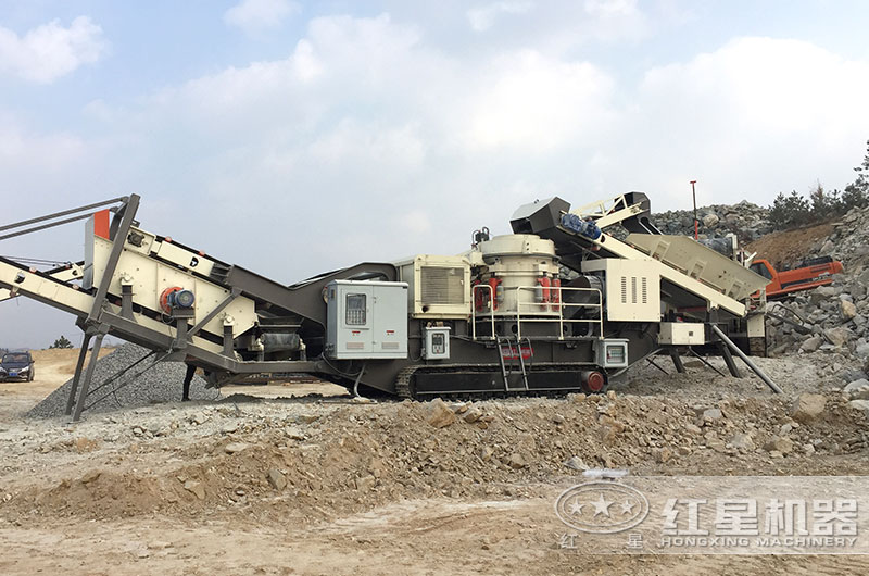 履帶式巖石破碎機作業(yè)現(xiàn)場圖