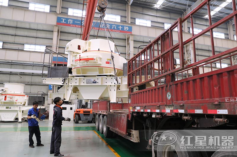 制沙機(jī)正在裝車，發(fā)往山西
