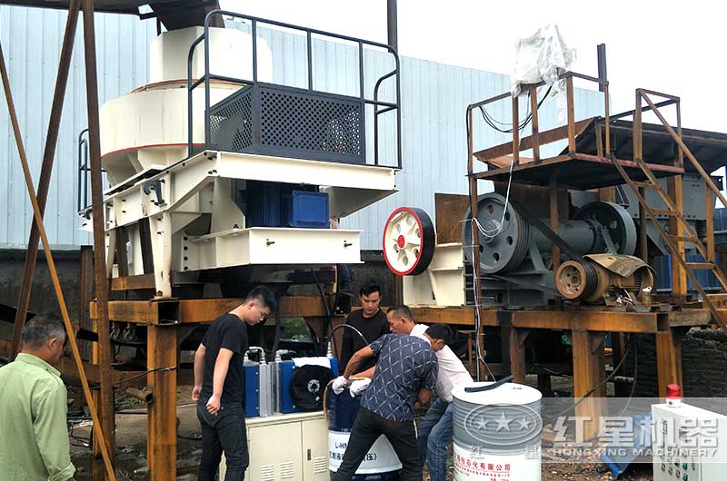 石灰?guī)r制砂機(jī)作業(yè)現(xiàn)場(chǎng)