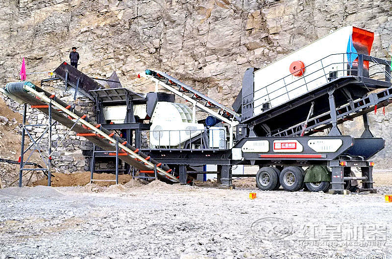 移動輪式破碎機正在作業(yè)