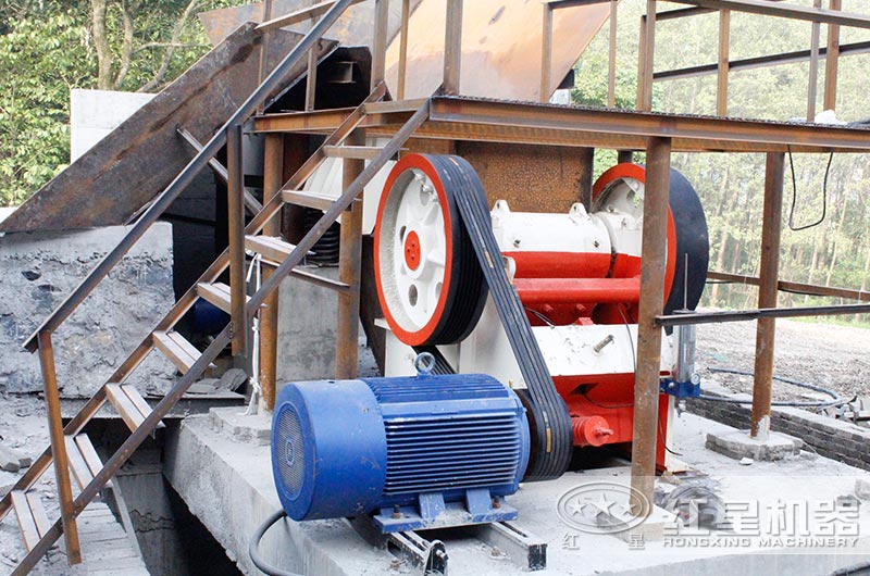 69顎式破碎機(jī)正在處理石子