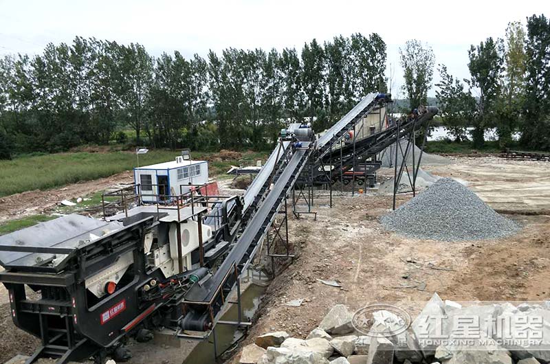 車載移動式石料粉碎機作業(yè)現(xiàn)場