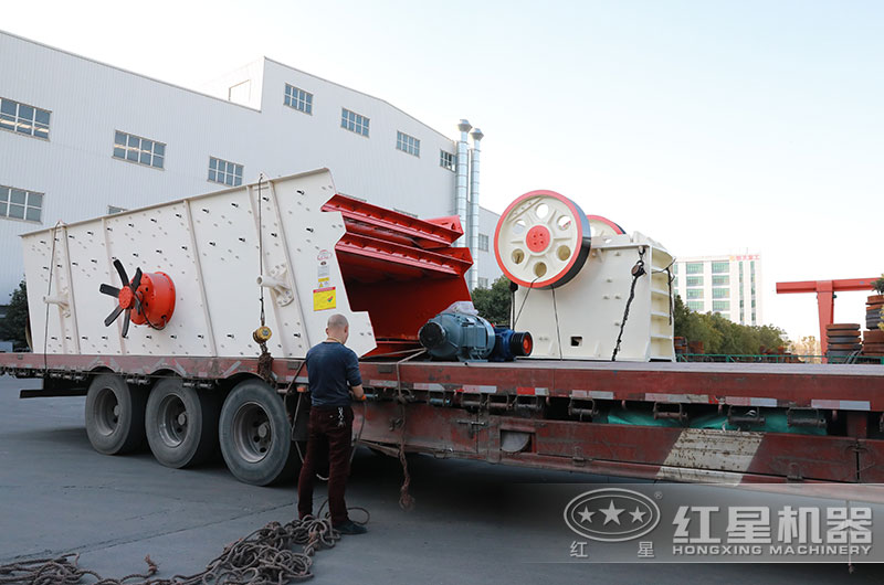 粗碎機裝車完畢，準備發(fā)往客戶現(xiàn)場