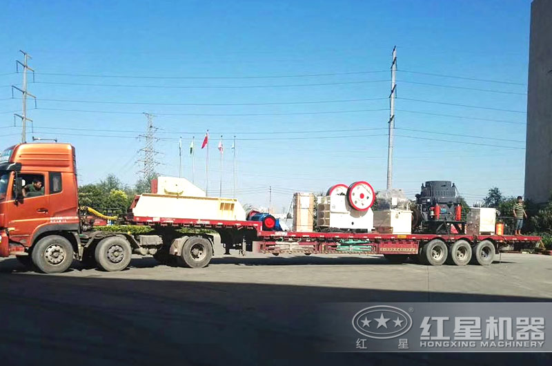 小型石子破碎機(jī)裝車,發(fā)往遼寧