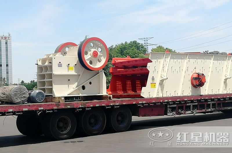 顎式破碎機裝車，準備發(fā)往河南安陽