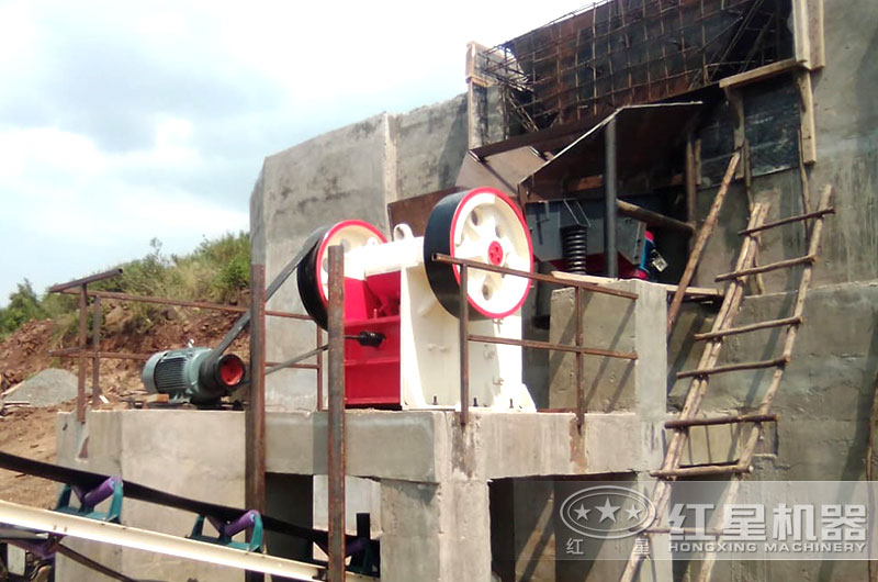 花崗巖破碎機(jī)作業(yè)現(xiàn)場圖