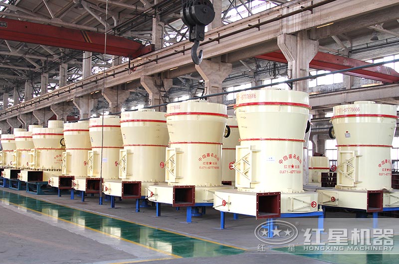 高強(qiáng)磨粉機(jī)生產(chǎn)車(chē)間，廠(chǎng)家有現(xiàn)貨提供