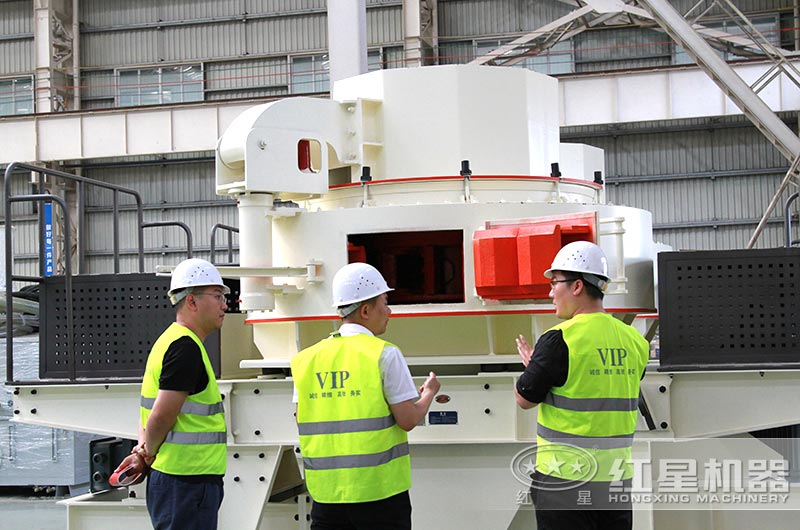 客戶來廠考察設(shè)備，經(jīng)理陪同詳細(xì)介紹