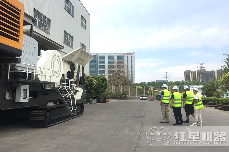 客戶來(lái)廠參觀，經(jīng)理陪同詳細(xì)介紹