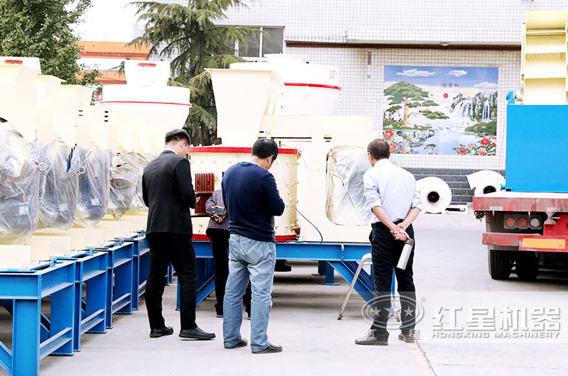 客戶到場(chǎng)參觀，并接受免費(fèi)咨詢服務(wù)