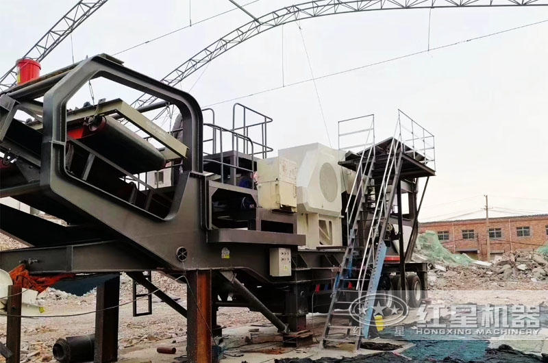 山東濱州移動鄂式碎石機作業(yè)現場圖