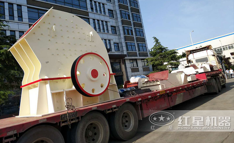 新型重錘式破碎機設(shè)備發(fā)往山西