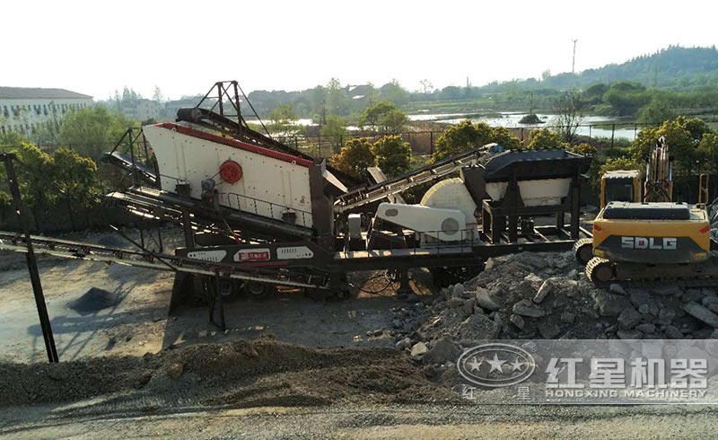 輪胎式移動重錘破碎機(jī)生產(chǎn)現(xiàn)場圖 輪胎式移動重錘破碎機(jī)生產(chǎn)現(xiàn)場圖