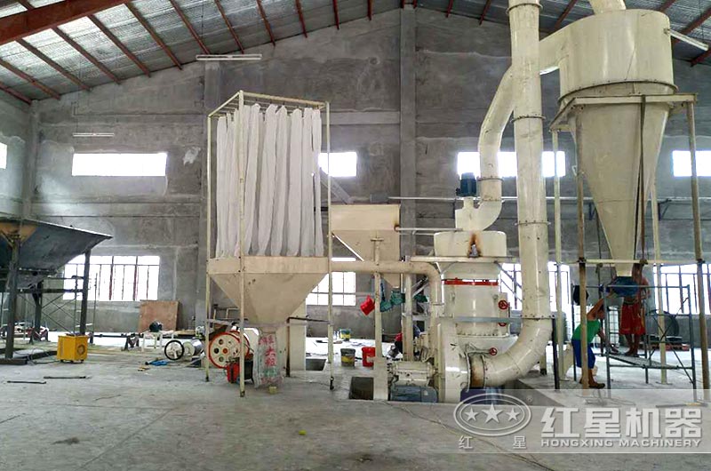 石灰石雷蒙磨粉機(jī)作業(yè)現(xiàn)場(chǎng)圖 石灰石雷蒙磨粉機(jī)作業(yè)現(xiàn)場(chǎng)圖