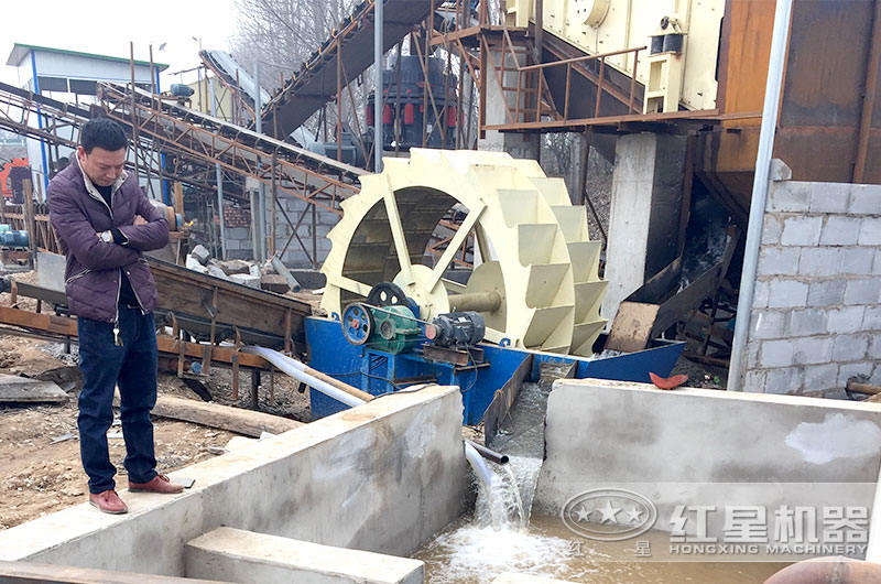 洗沙機旁配備沉淀池，實現(xiàn)水資源循環(huán)利用