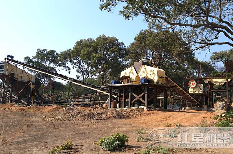 顎破與兩臺反擊破組成破碎生產(chǎn)線