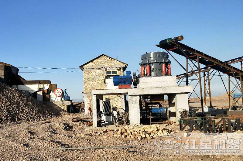 小型顎式破碎機作業(yè)現(xiàn)場，運行效率高