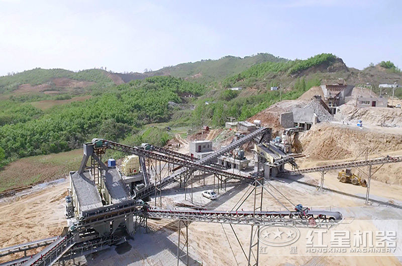 大型砂石骨料生產(chǎn)線設(shè)備配置作業(yè)現(xiàn)場 大型砂石骨料生產(chǎn)線設(shè)備配置作業(yè)現(xiàn)場